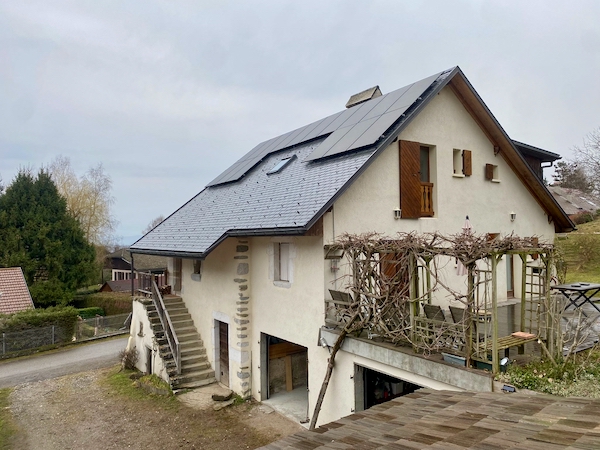 Exposition maximale sur un toit avec forte pente exposé plein Sud à Naves-Parmelan en Haute-Savoie - Panneaux photovoltaïques Dualsun - Onduleur Enphase