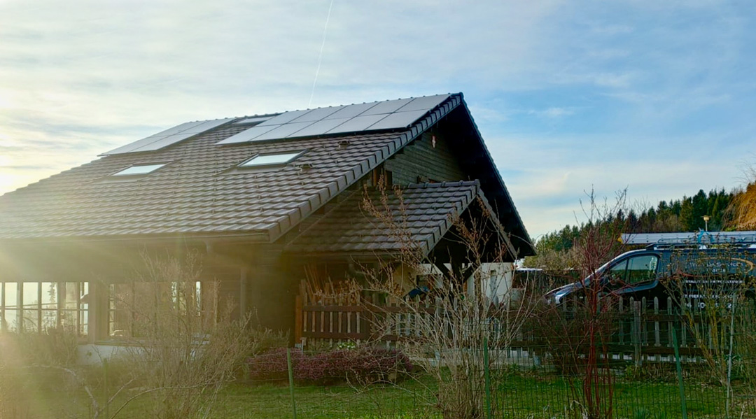 À Lucinges en Haute-Savoie, installation de 14 panneaux photovoltaïques avec revente du surplus à EDF
