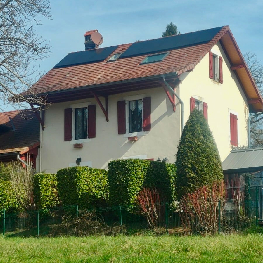 A Thusy en Haute-Savoie, installation chez un particulier de 8 panneaux photovoltaïques