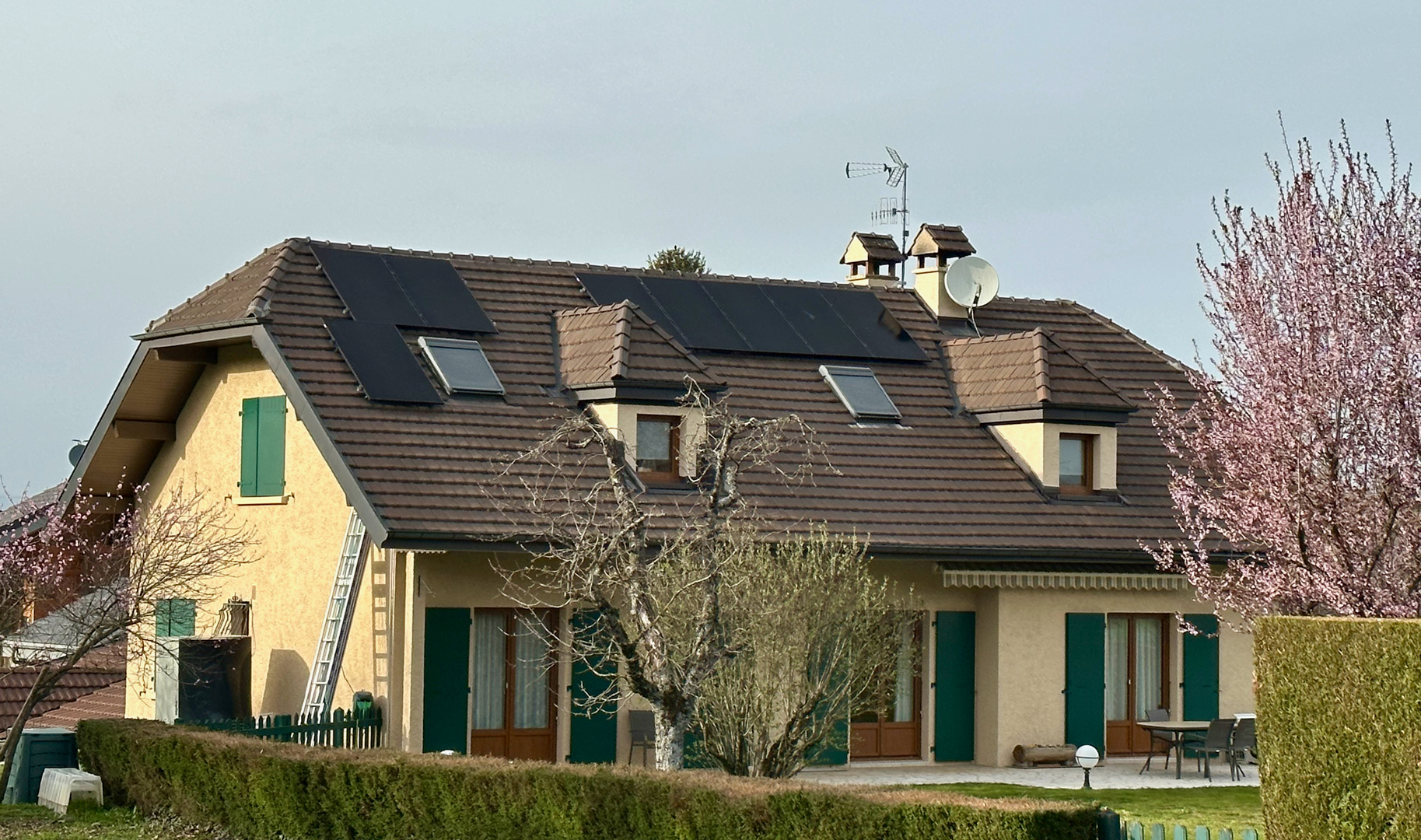 3,4 KWc d'énergie photovoltaique installée chez un particulier à Pers-Jussy en Haute-Savoie avec revente du surplus à EDF