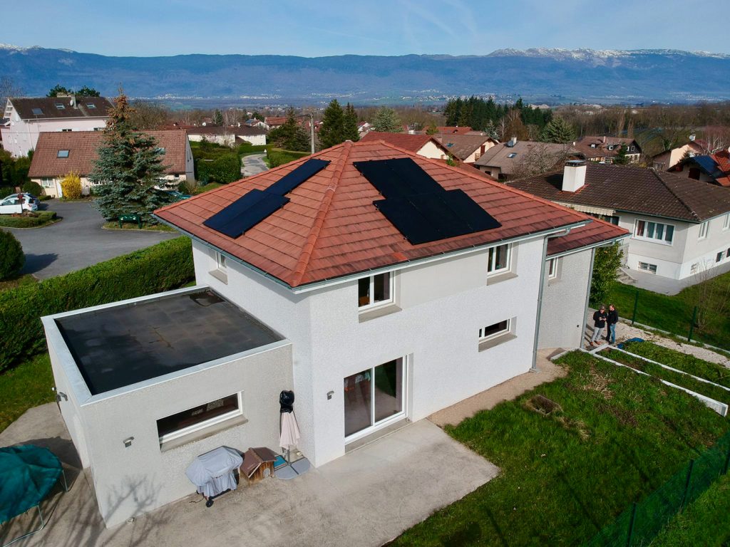 Installation par la Team Colibri Énergies Services France chez un particulier de 8 panneaux photovoltaïques d'une puissance de 3,4 kwc avec revente du surplus à EDF à Viry en Haute-Savoie