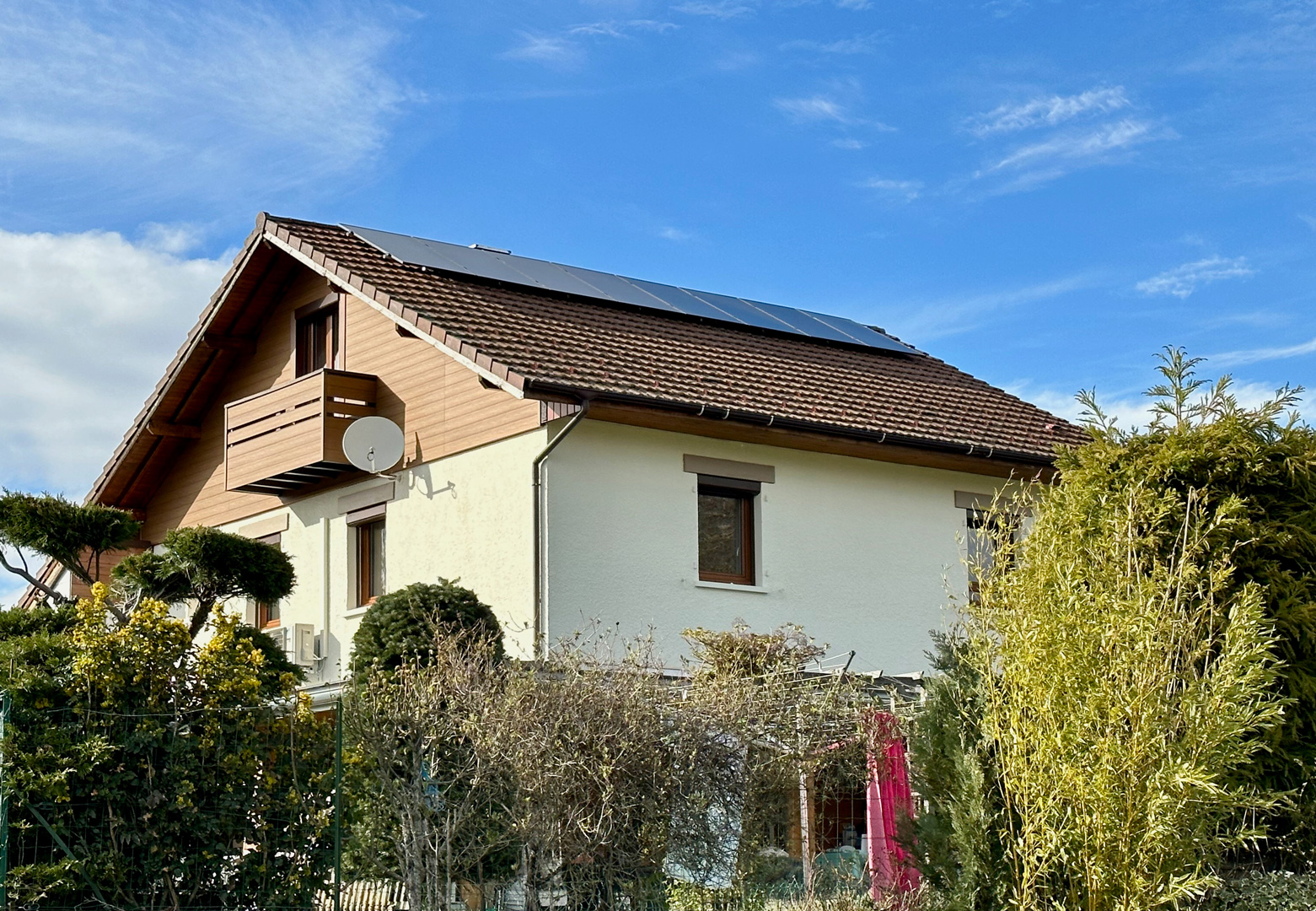 Installation de 8 panneaux photovoltaïques de 425 W chacun chez un particulier à Arbusigny en Haute-Savoie