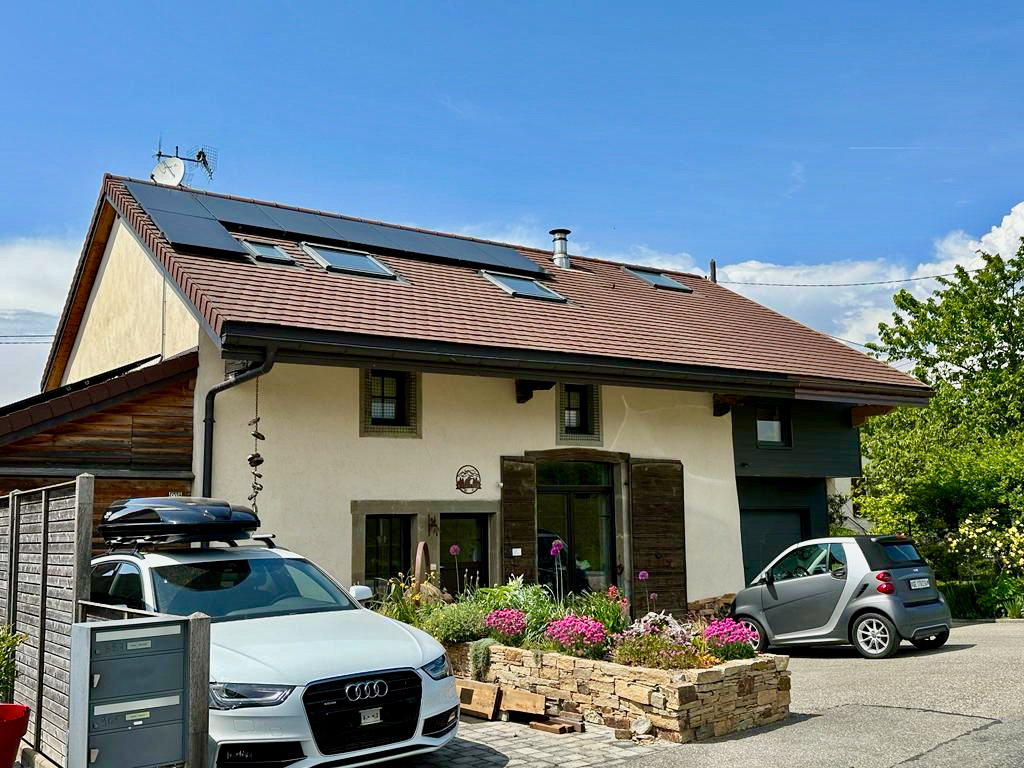 Extension de 8 panneaux photovoltaïques 375W sur la toiture d'une maison d'un particulier pour un rendement optimal de 3 KWc à Saint-Cergues en Haute-Savoie avec revente du surplus