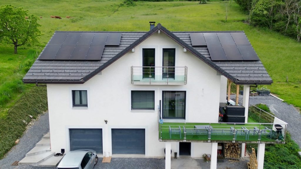 Installation de 16 panneaux 425W sur la toiture d'une maison d'architecte récente pour un rendement optimal de 6,8 KWc chez un particulier à Marignier en Haute-Savoie-avec-revente-du-surplus