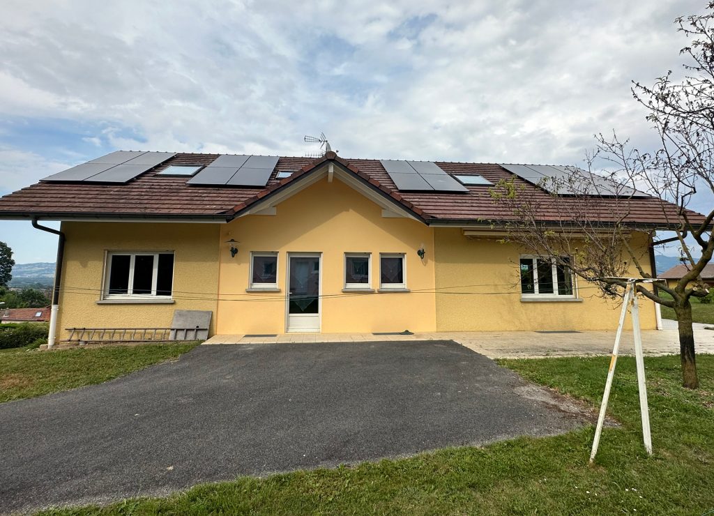 Pose et branchement de 18 panneaux photovoltaïques Dualsun sur le toit d'une maison individuelle à Pers-Jussy en Haute-Savoie