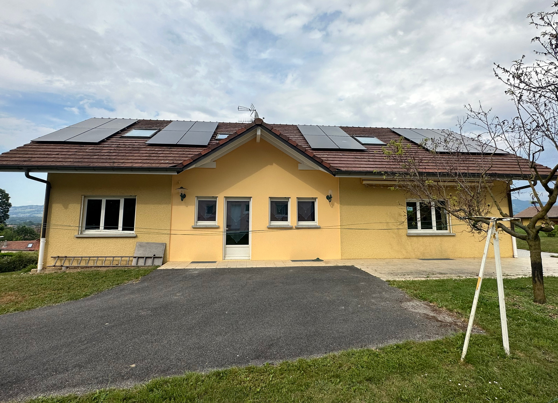 Pose et branchement de 18 panneaux photovoltaiques Dualsun sur le toit d'une maison individuelle à Pers-Jussy en Haute-Savoie