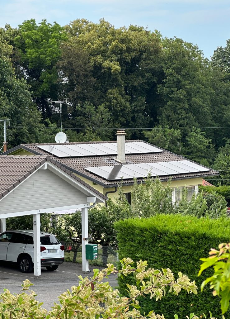 Pose et branchement de 18 panneaux solaire Dualsun chez un particulier à Pers-jussy en Haute-Savoie