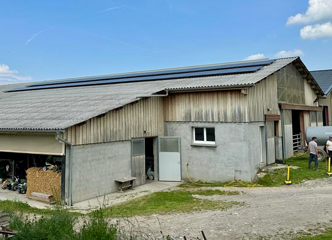 Installation de 44 panneaux photovoltaïques 405W sur la toiture d'une stabulation pour un rendement optimal de 18 KWc chez un agriculteur à Brenthonne en Haute-Savoie