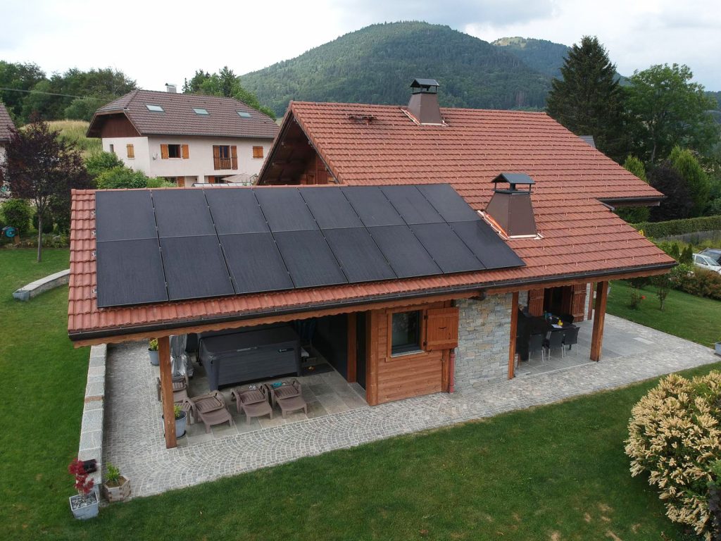 À Habère-Poche dans la Vallée Verte en Haute-Savoie installation de 16 panneaux photovoltaïques