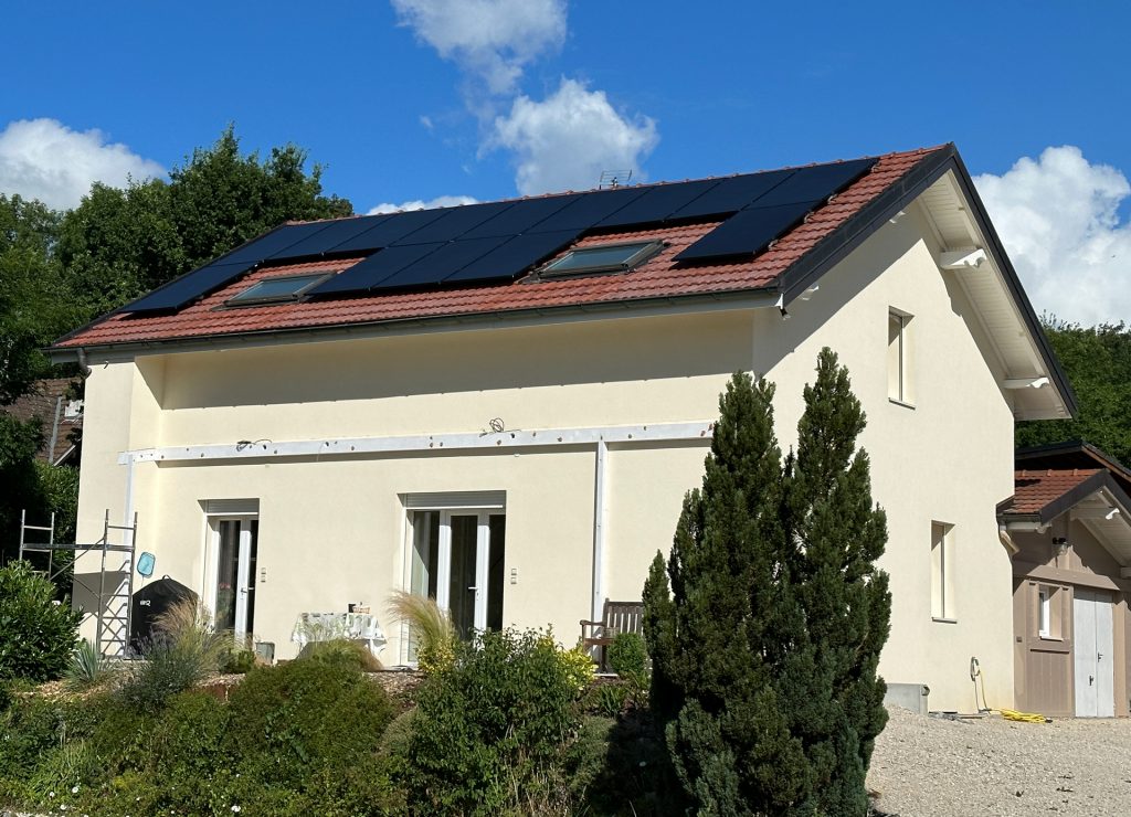 À Pers-Jussy en Haute-Savoie installation de 14 panneaux de 500 watt en auto-consommation et revente du surplus à EDF