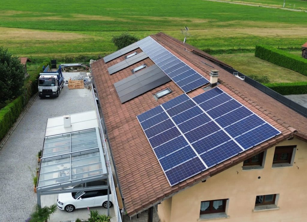 Rajout d'une installation de panneaux photovoltaïques de 6 KWc chez un particulier à Arenthon en Haute-Savoie