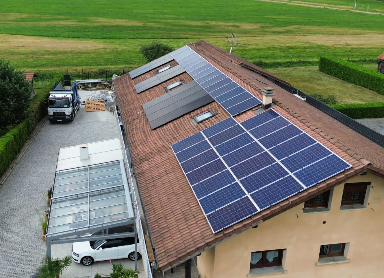 Rajout d'une installation de panneaux solaire de 6 KWc chez un particulier à Arenthon en Haute-Savoie