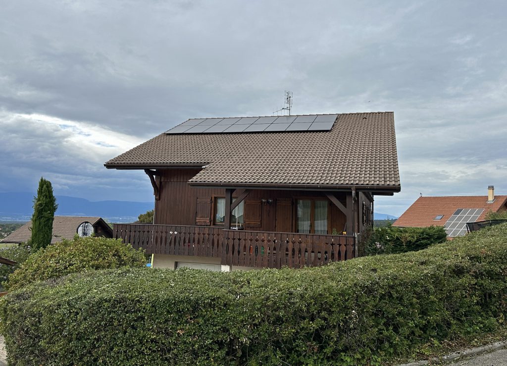 16 panneaux photovoltaïques installés à Saint-Cergues à la frontière entre la Suisse et la France en Haute-Savoie