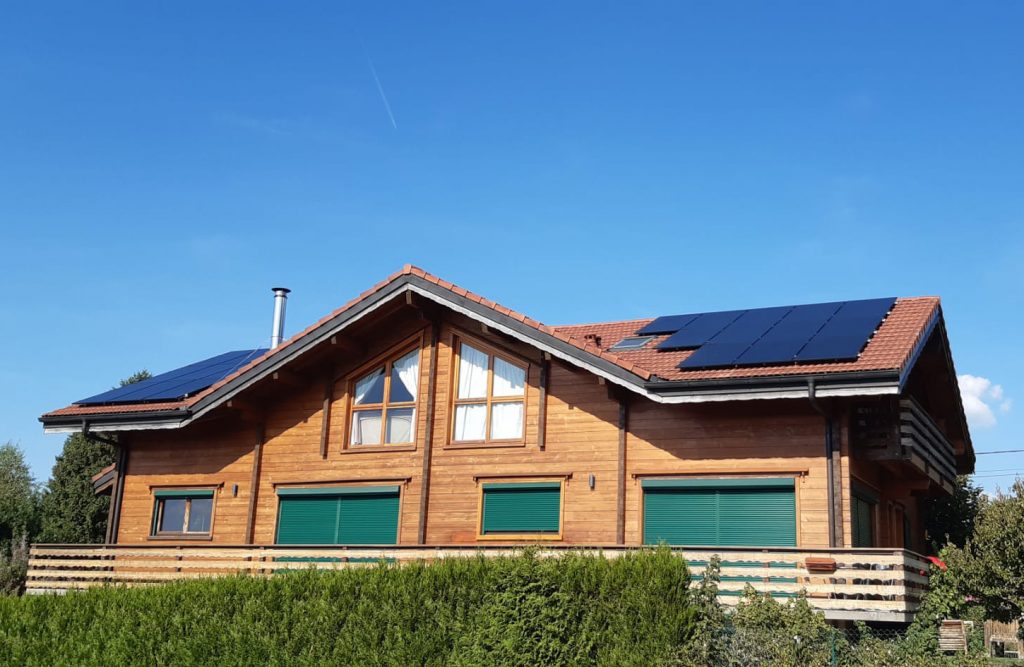 Installation de 21 panneaux photovoltaïques fournissant 8,9 KWc pour un particulier à Saint-Sixt sur le Pays Rochois en Haute-Savoie