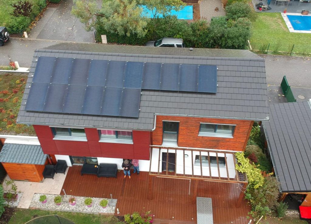 installation de 16 panneaux photovoltaïques de 375 Watt sur le toit d'une maison individuelle à Farges dans l'Ain