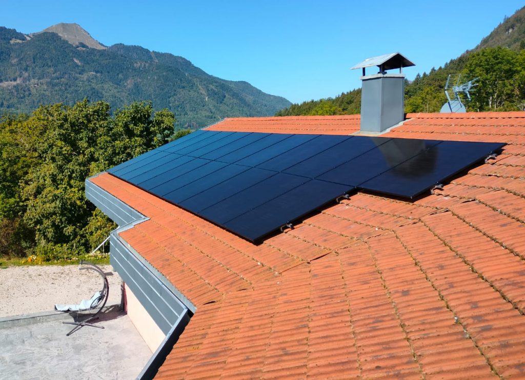 21 panneaux photovoltaïques installés à Thyez chez un particulier en Haute-Savoie