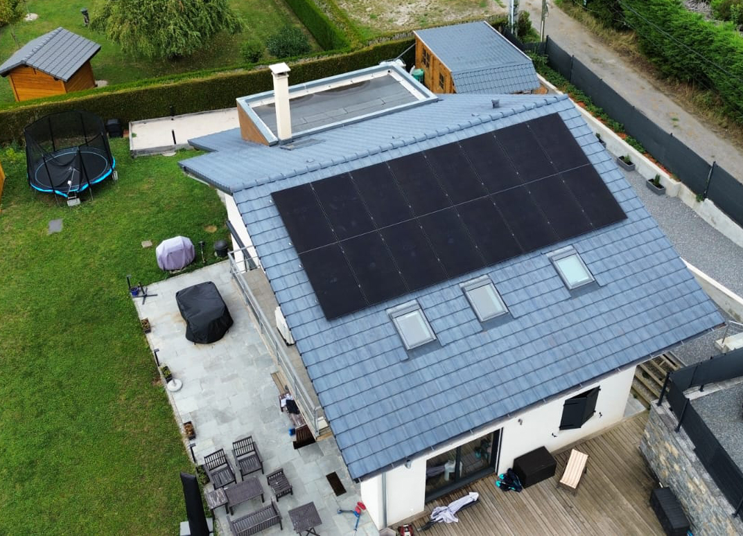 Installation de 16 panneaux solaires 425 Watt à Faucigny au pied du Môle en Haute-Savoie
