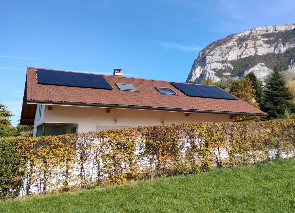 16 panneaux photovoltaïques exposés plein Sud à Archamps au pied du Salève en Haute-Savoie