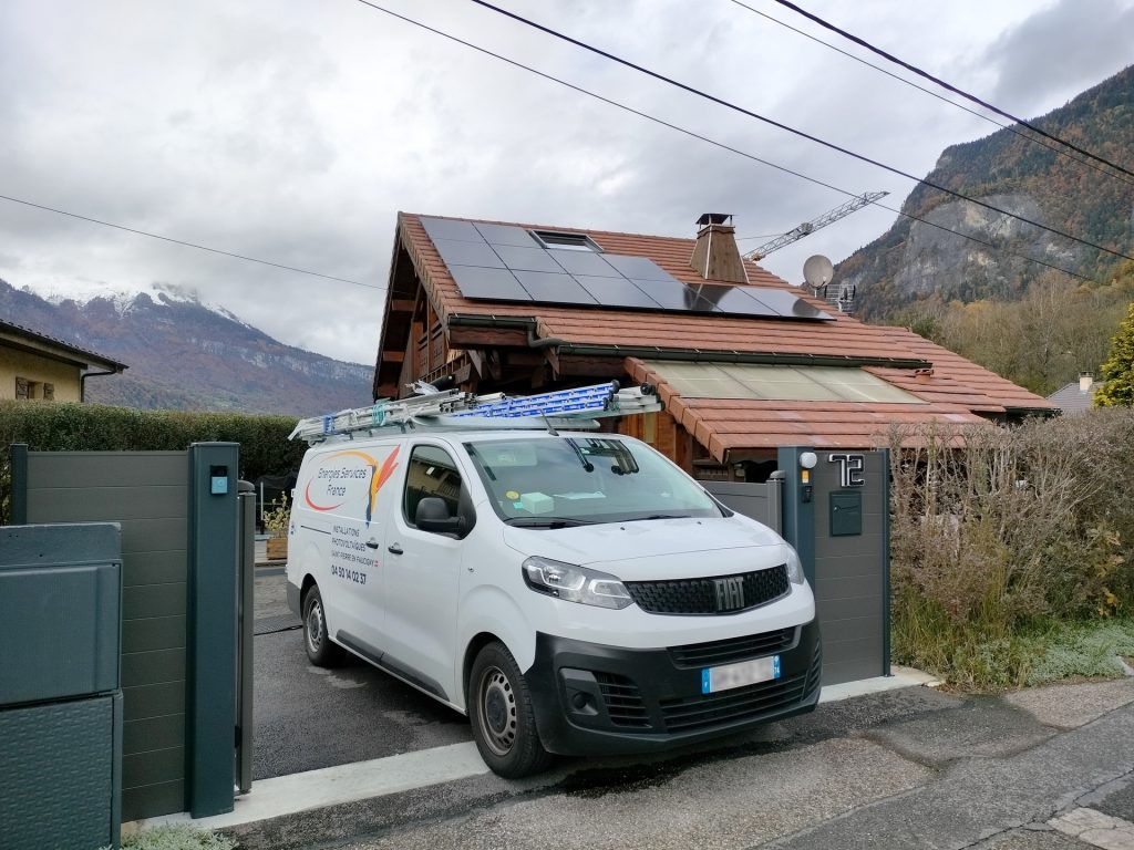 12 panneaux photovoltaïques avec micro-onduleurs installés à Sallanches dans le pays du Mont-Blanc en Haute-Savoie