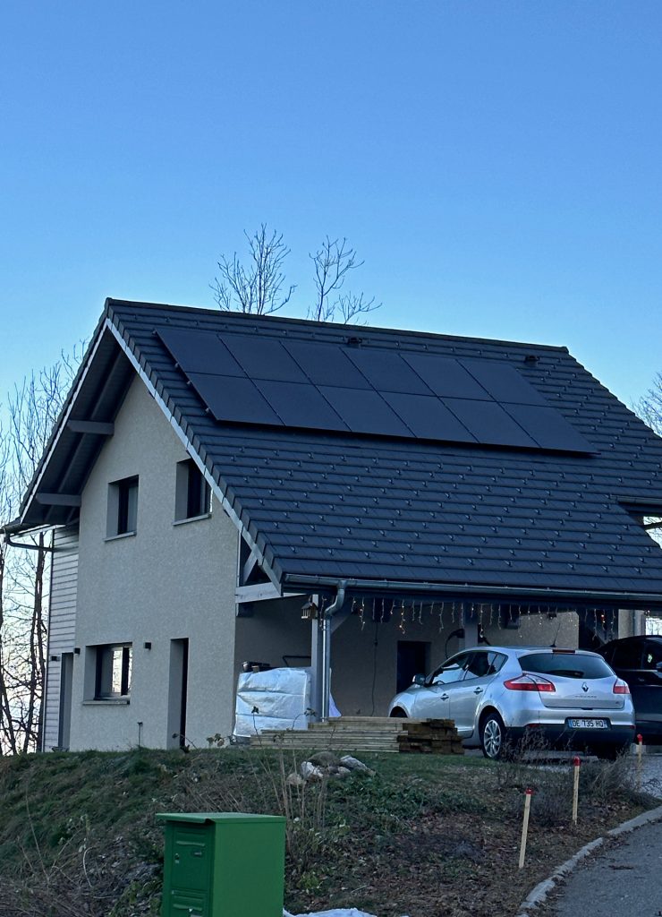 Double exposition Sud-Est Sud-Ouest pour cette installation de panneaux photovoltaïques sur le plateau d'Orange en Haute-Savoie