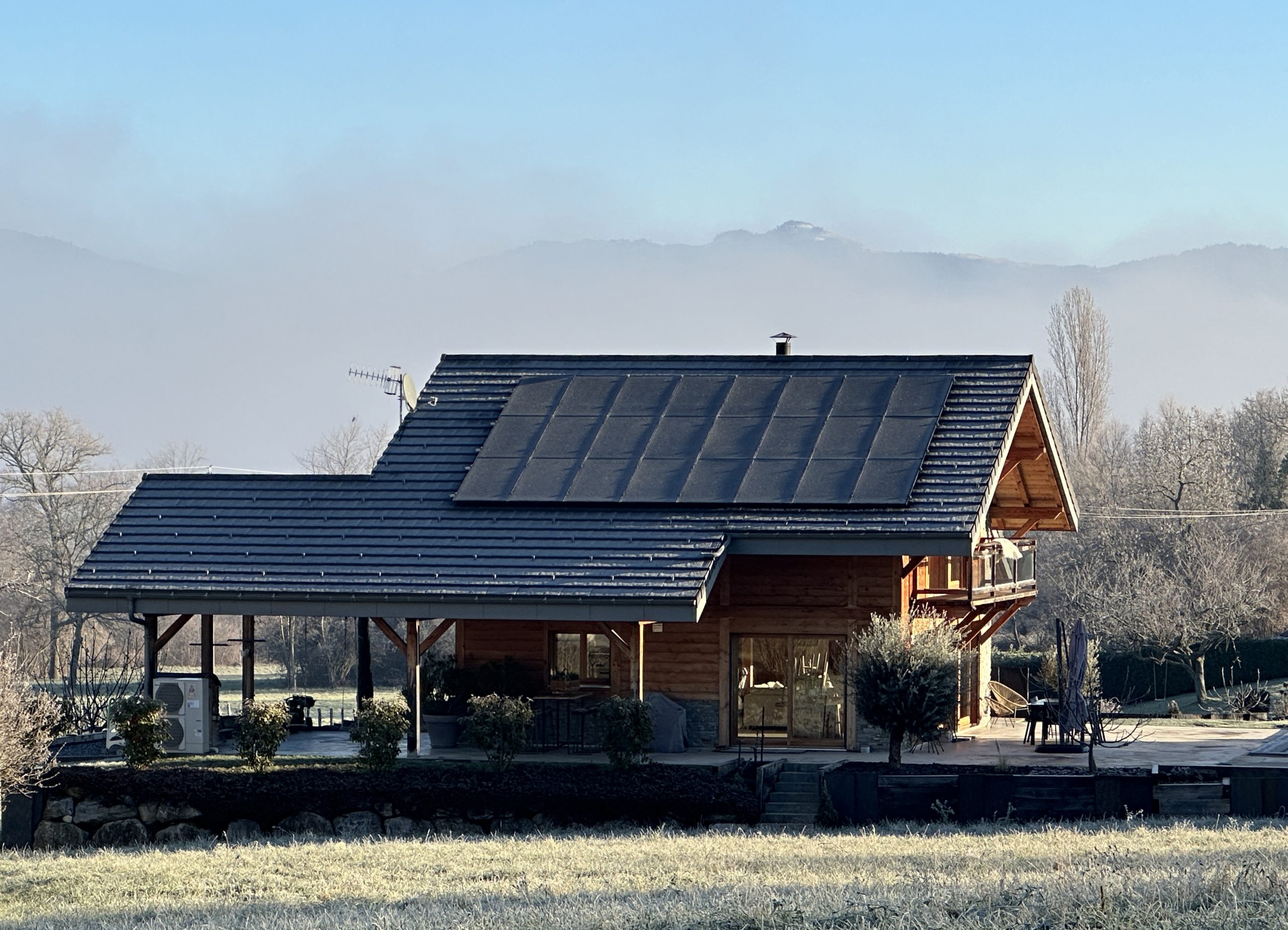 Installation de 24 panneaux photovoltaïques chez un particulier à Pers-Jussy en Haute-Savoie