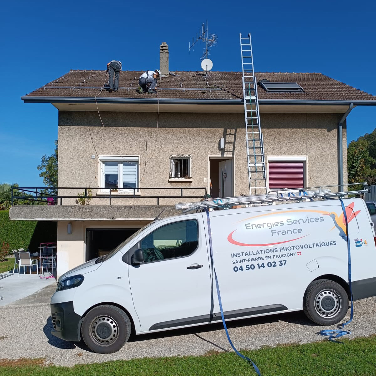 Installation en toute sécurité de 12 panneaux 375wc Dualsun sur le toit d'un particulier à Vétraz-Monthoux en Haute-Savoie