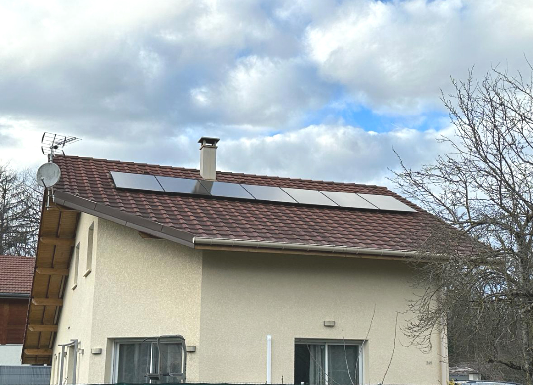Installation de 7 panneaux photovoltaïques bi-verre Dualsun sur le toit d'une maison particulière à Cornier sur le Pays Rochois en Haute-Savoie