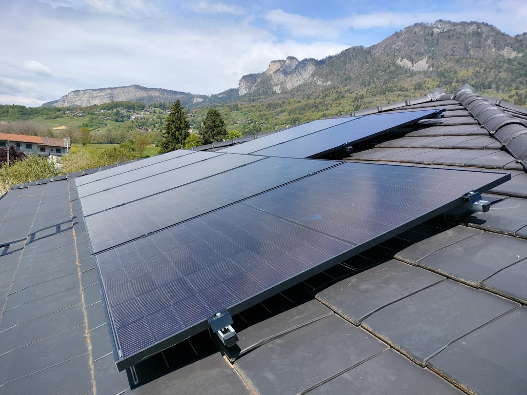 Installation de 7 panneaux photovoltaïques bi-verre Dualsun de 425W installés à Ayze dans la vallée de l'Arve