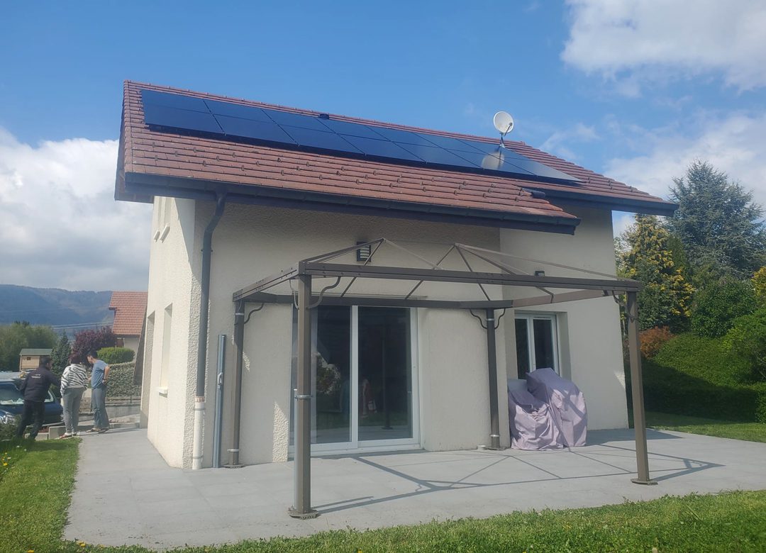 Installation de 14 panneaux photovoltaïques bi-verre Dualsun de 425W installés à Villy-le-Bouveret