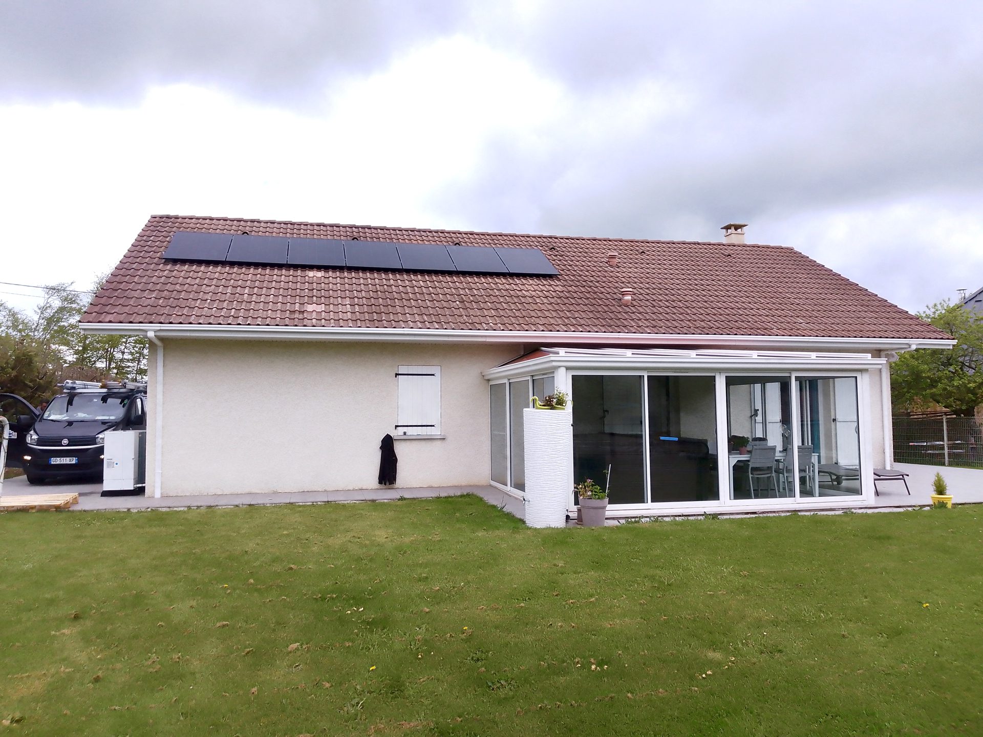 Installation à Arbusigny en Haute-Savoie de 7 panneaux photovoltaïques bi-verre Dualsun avec micro-onduleurs Enphase