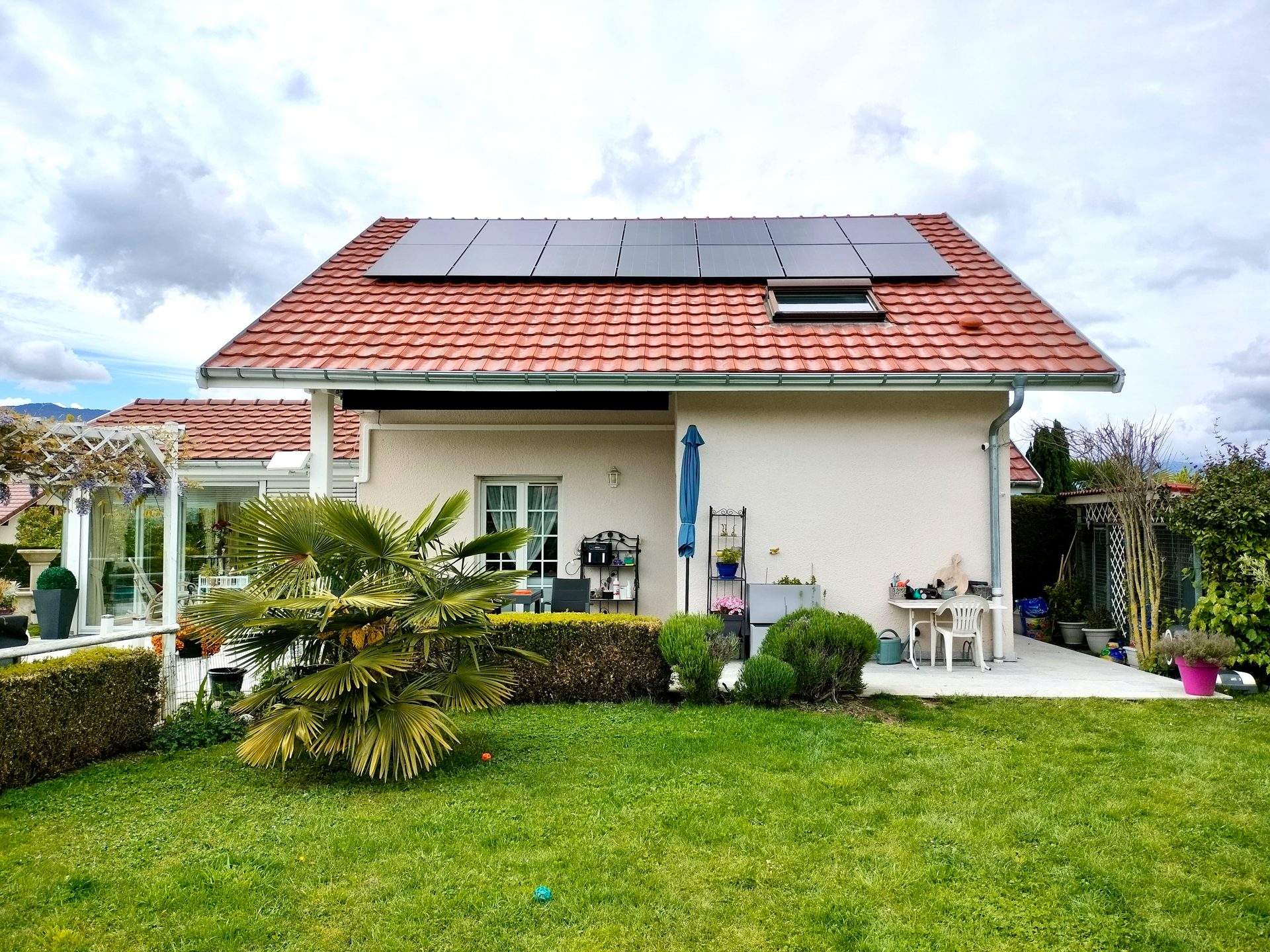 Installation de 14 panneaux photovoltaïques bi-verre-Dualsun avec micro-onduleurs Enphase iq8a à Chenex en Haute-Savoie