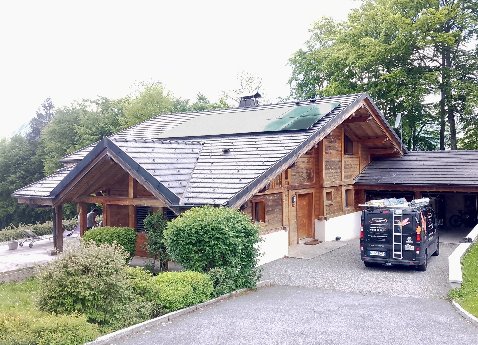 Installation de 14 panneaux photovoltaïques bi-verre-Dualsun avec micro-onduleurs Enphase iq8a à Mieusy en Haute-Savoie
