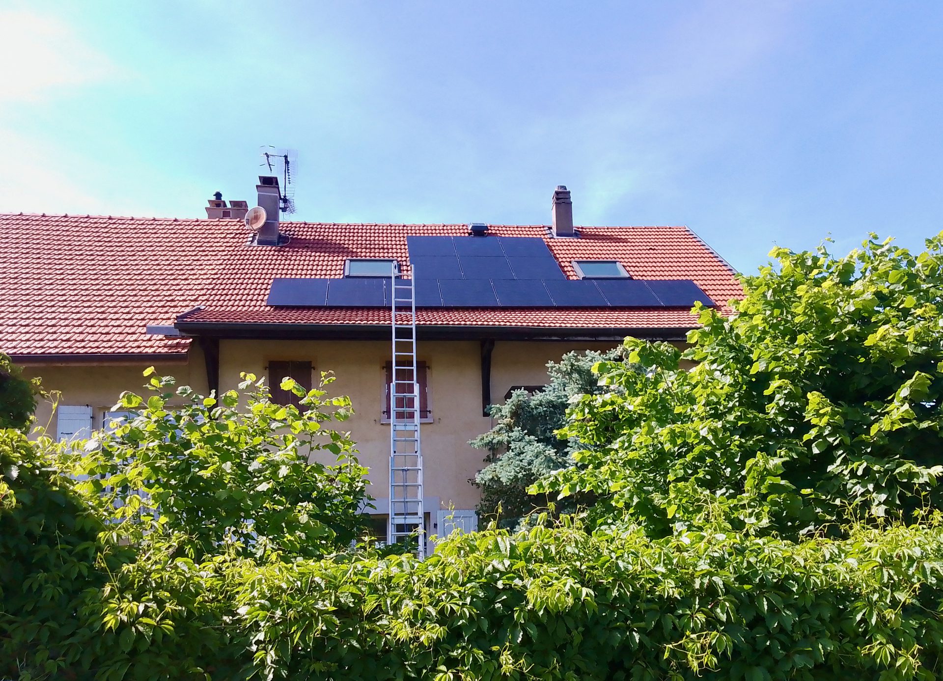 Installation de 14 panneaux photovoltaïques bi-verre-Dualsun avec micro-onduleurs Enphase iq8a à Reignier en Haute-Savoie