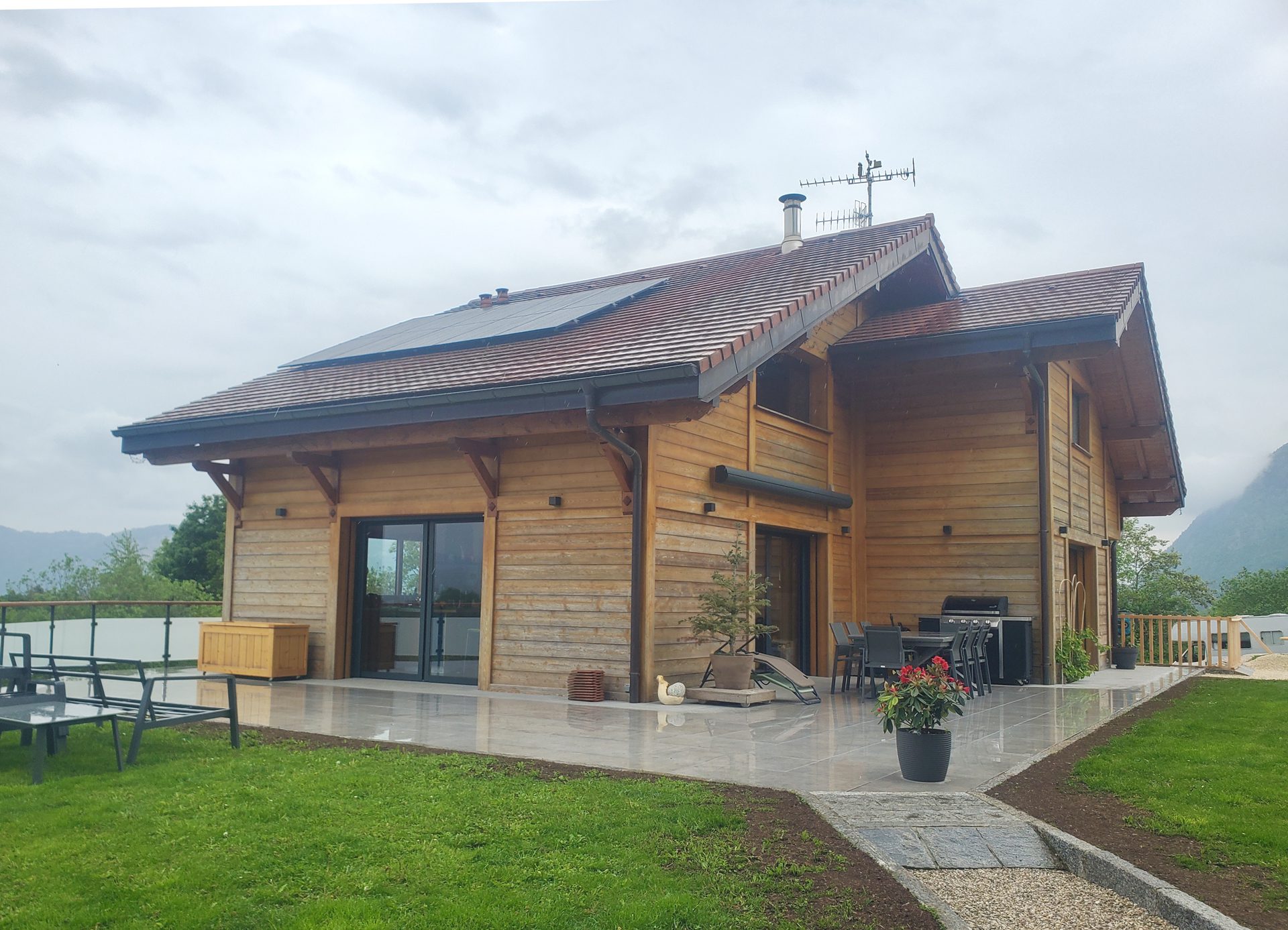 Installation de 10 panneaux photovoltaïques bi-verre Dualsun avec micro-onduleurs Enphase à Saint-Laurent dans le Pays Rochois en Haute-Savoie
