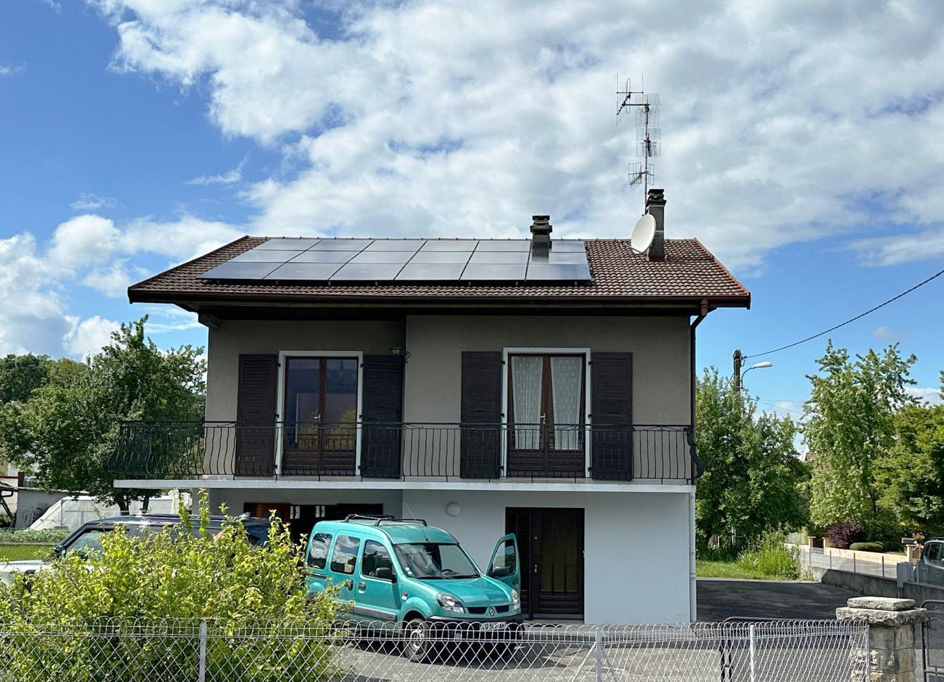 Installation de 18 panneaux photovoltaïques bi-verre-Dualsun avec micro-onduleurs AP-System à Reignier en Haute-Savoie