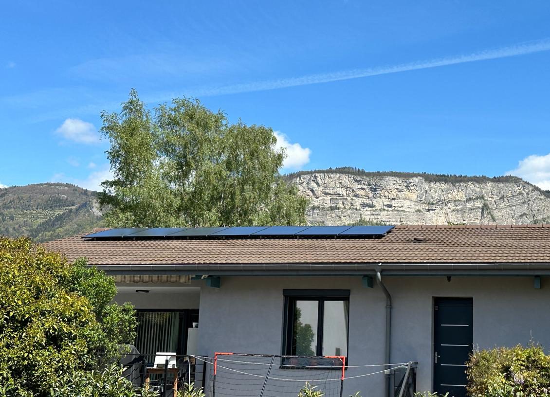 Installation à Saint-Pierre en Faucigny en Haute-Savoie de 7 panneaux photovoltaïques bi-verre Dualsun 425w avec micro-onduleurs Enphase iq8