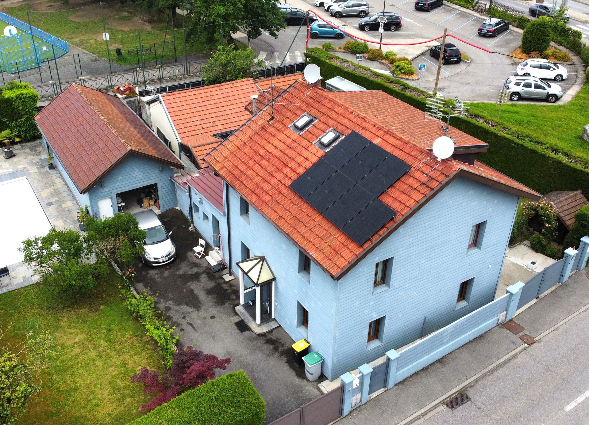 Installation de 7 panneaux photovoltaïques bi-verre de 425wc avec micro-onduleurs installés chez un particulier à Vétraz-Monthoux en Haute-Savoie