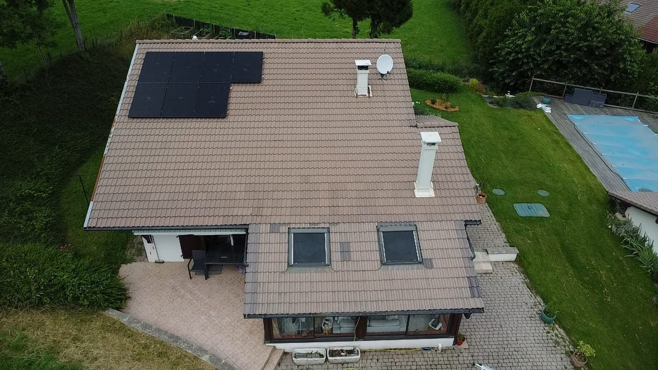 installation chez un particulier au Sappey de 7 panneaux photovoltaïques @dualsun bi-verre 425wc avec micro-onduleurs @enphase