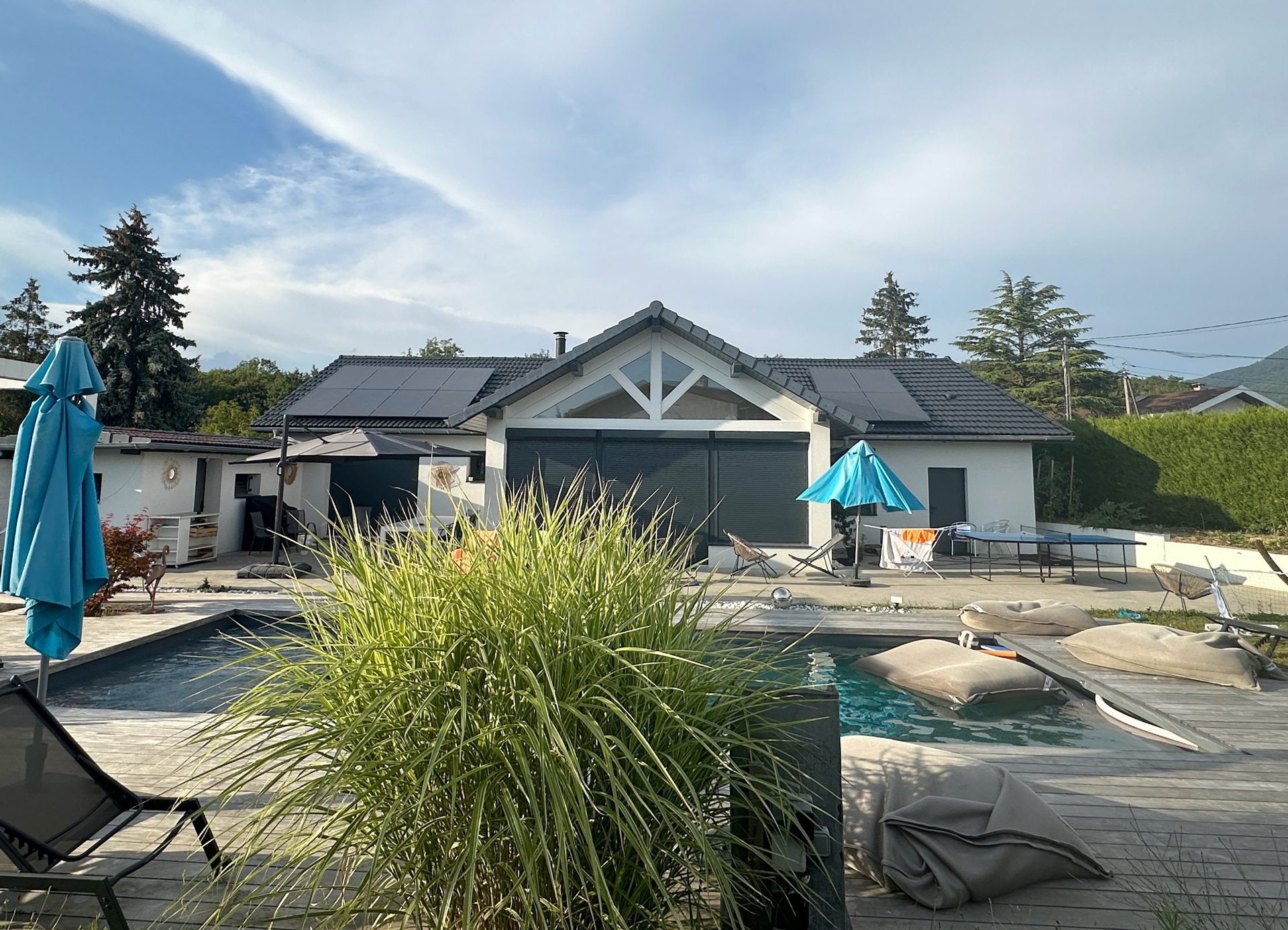 Installation de 12 panneaux photovoltaïques bi-verre Dualsun de 500 Wc chacun sur le toit d'une maison à Cranves-Sales en Haute-Savoie