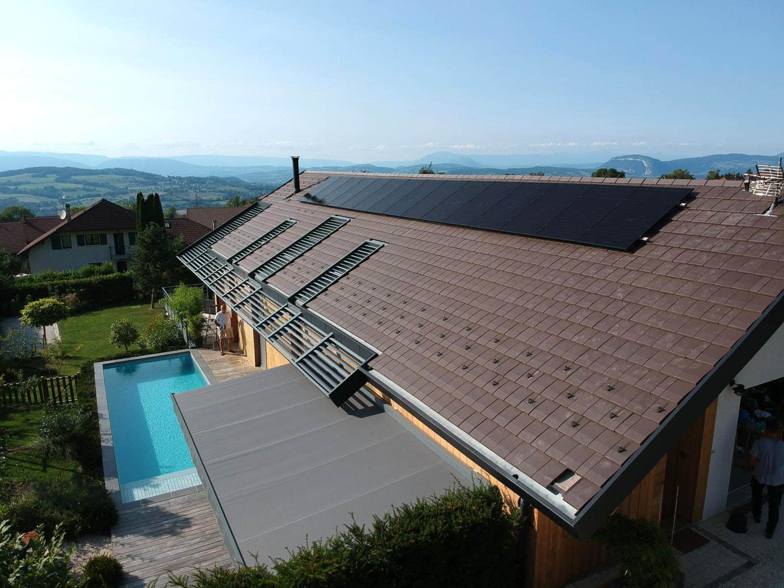 Installation sur un toit de 15 panneaux photovoltaïques Dualsun bi-verre-500Wc à sur le toit d'une maison individuelle à Quintal en Haute-Savoie