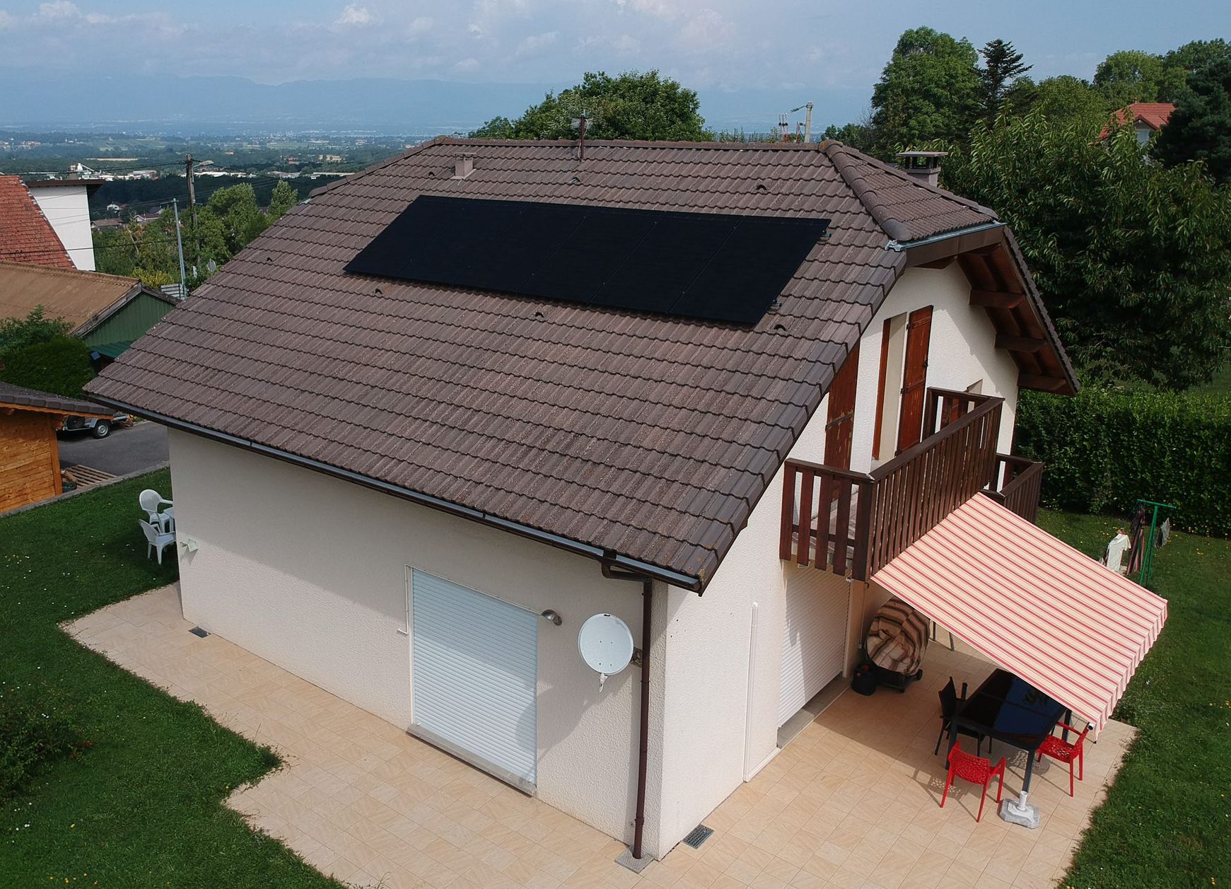Installation sur un toit de 6 panneaux photovoltaïques Dualsun bi-verre-500Wc à sur le toit d'une maison individuelle à Cranve-Sales à la frontière avec la Suisse en Haute-Savoie