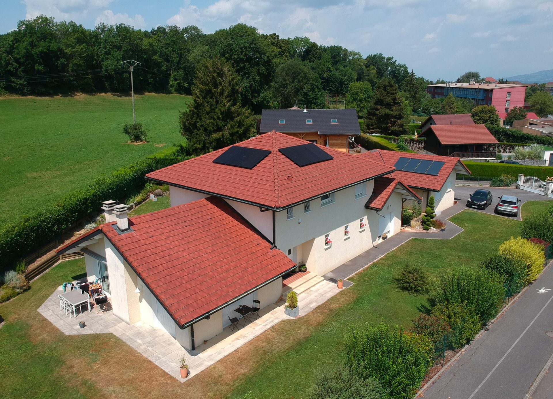 Installation sur un toit de 6 panneaux photovoltaïques Dualsun bi-verre-500Wc à sur le toit d'une maison individuelle à Éteaux sur le Pays Rochois en Haute-Savoie