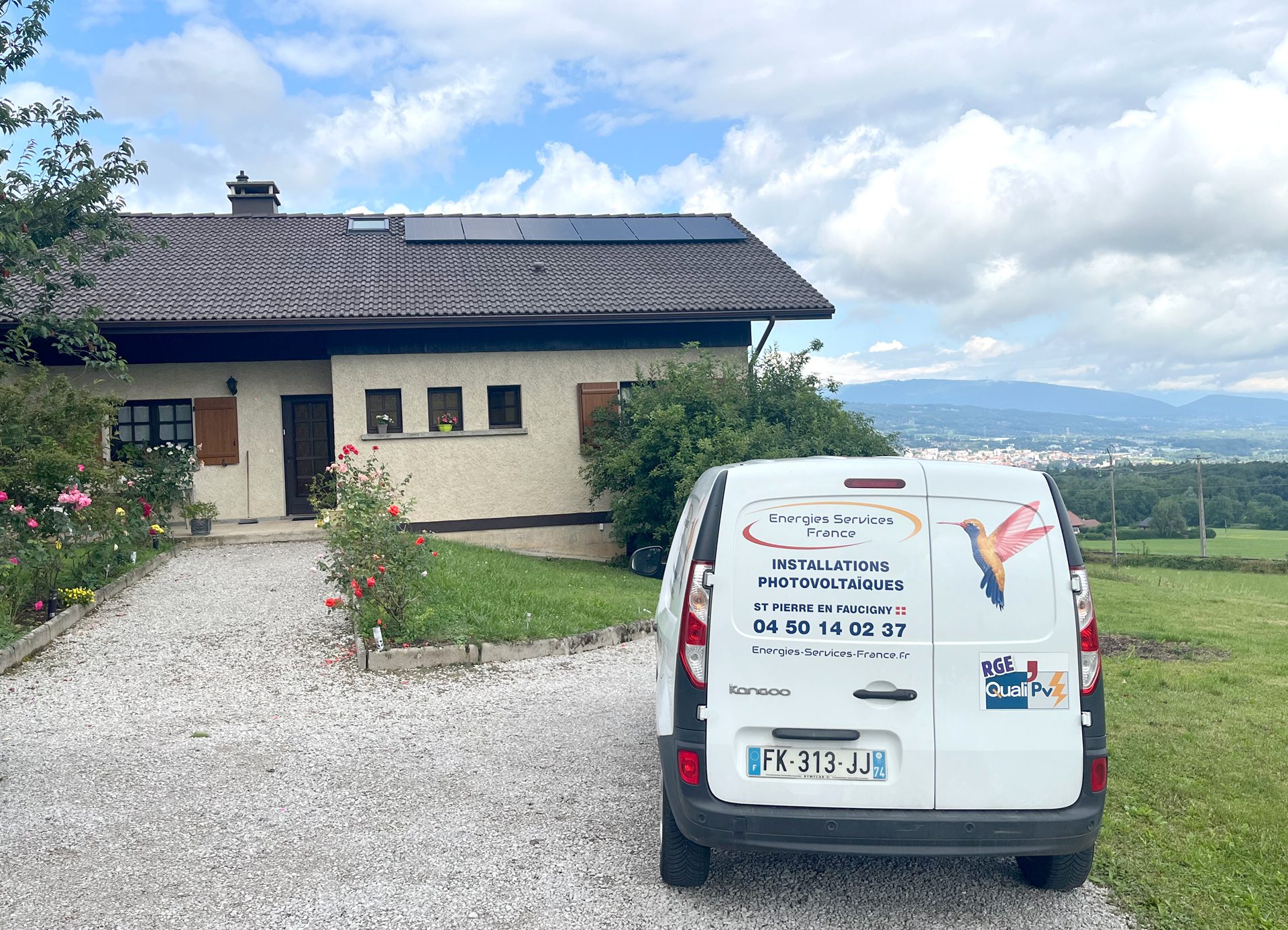 Installation sur un toit de 6 panneaux photovoltaïques Dualsun bi-verre-500Wc à sur le toit d'une maison individuelle à Saint-Laurent sur le Pays Rochois en Haute-Savoie