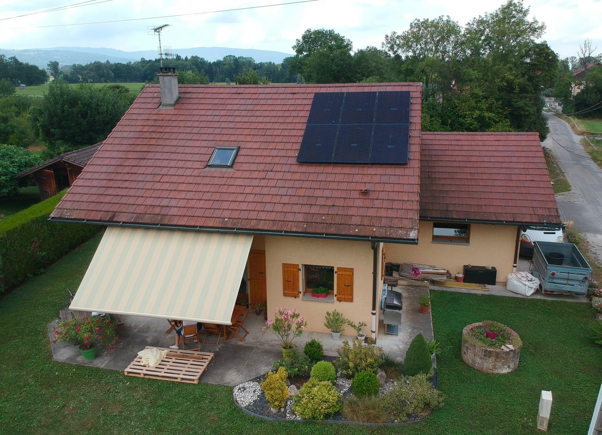 Installation sur un toit de 6 panneaux photovoltaïques Dualsun bi-verre-500Wc à sur le toit d'une maison individuelle à Arenthon sur le Pays Rochois en Haute-Savoie