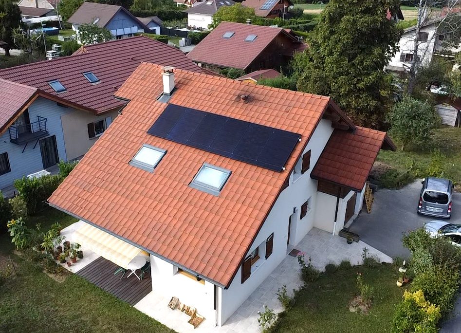 Installation sur un toit de 6 panneaux photovoltaïques Dualsun bi-verre-500Wc à sur le toit d'une maison individuelle à Présilly en Haute-Savoie