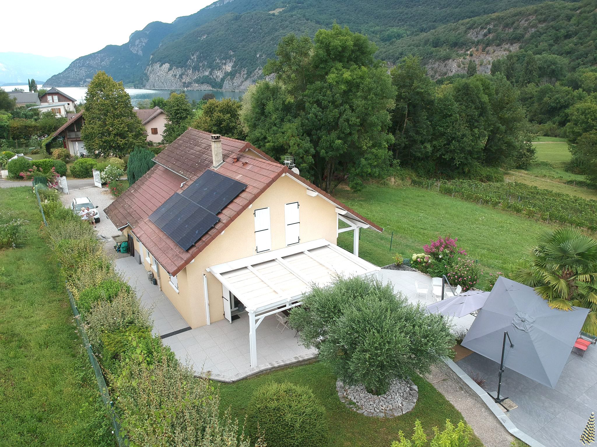 Installation sur un toit de 9 panneaux photovoltaïques Dualsun bi-verre-500Wc à sur le toit d'une maison individuelle à Brizon Saint-Innoncent sur les rives du lac du Bourget en Savoie