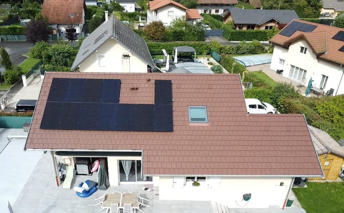 Installation photovoltaïque sur un toit de 12 panneaux photovoltaïques Dualsun bi-verre-500Wc à sur le toit d'une maison individuelle à La Roche sur Foron