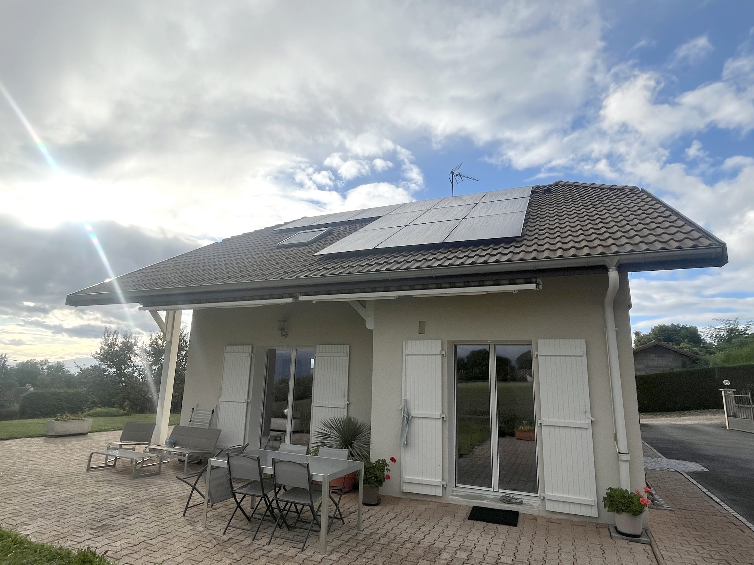 Installation double exposition sur un toit de 12 panneaux photovoltaïques Dualsun bi-verre-500Wc à sur le toit d'une maison individuelle à Lucinges au pied de la vallée verte