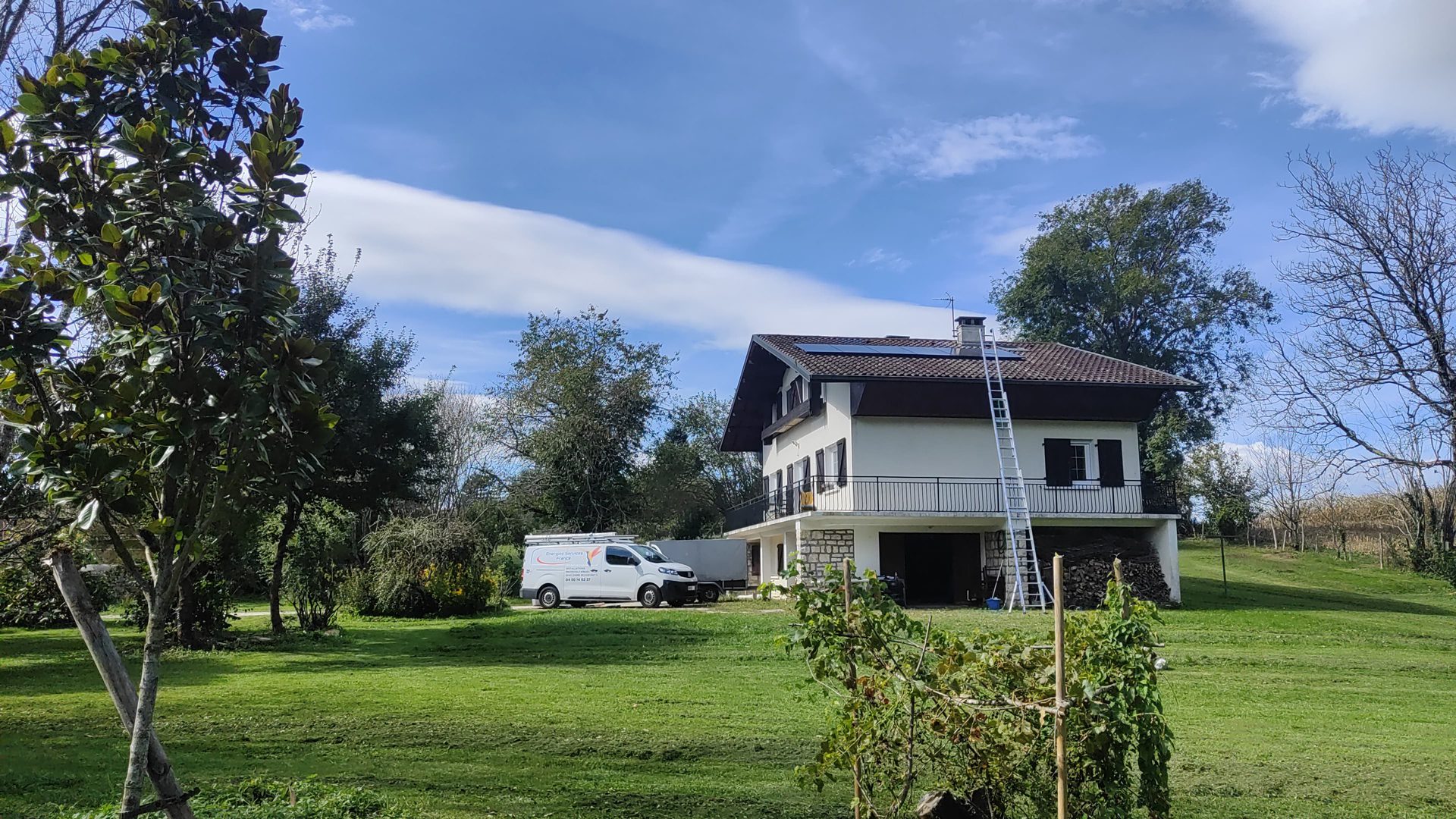 Installation sur un toit de 6 panneaux photovoltaïques Dualsun bi-verre-500Wc à sur le toit d'une maison individuelle à Beley