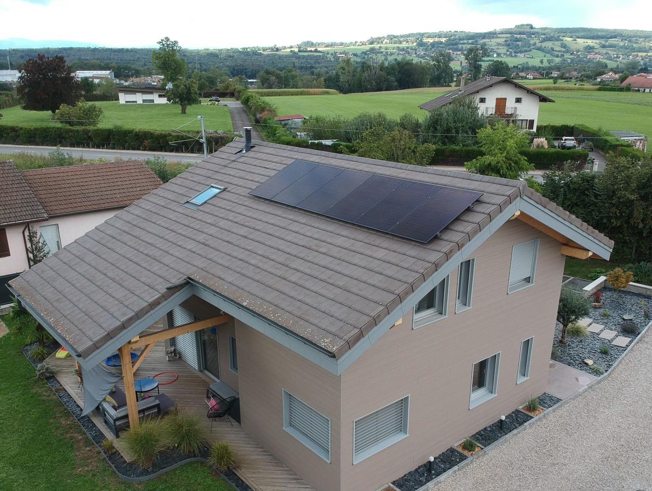 Installation sur un toit de 6 panneaux photovoltaïques Dualsun bi-verre-500Wc à sur le toit d'une maison individuelle à Bons en Chablais
